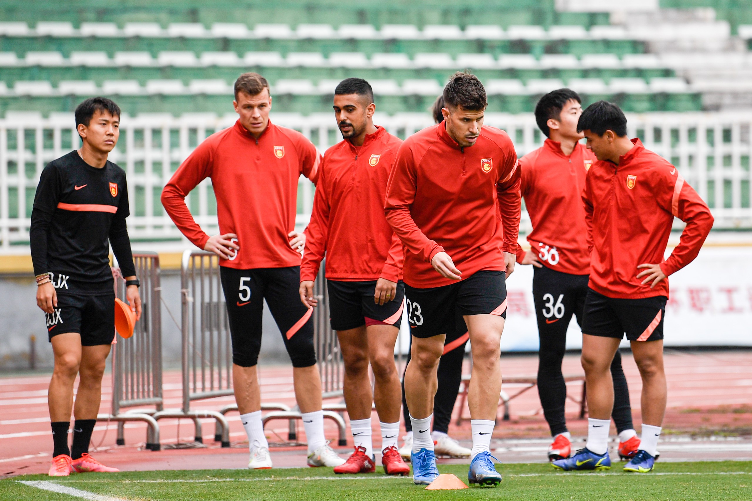 包含狼队球员集体罢训，俱乐部陷入风波的词条